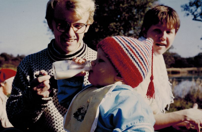 Johan (äldste sonen f-85) i skogen med hela stora familjen 1986