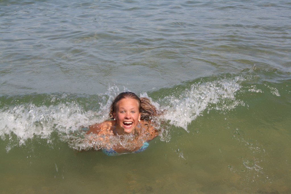 Min dotter Maria, dyker genom vågen, Knäbäckshusen_2010
