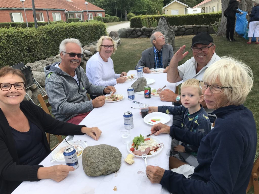 Efter ett besök i Gunnarshögs gårdsbutik körde alla till Tomelilla för inta lunch och hålla vårt årsmöte.