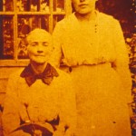 Anna Olsdotter tillsammans med Alfrida vid unga år